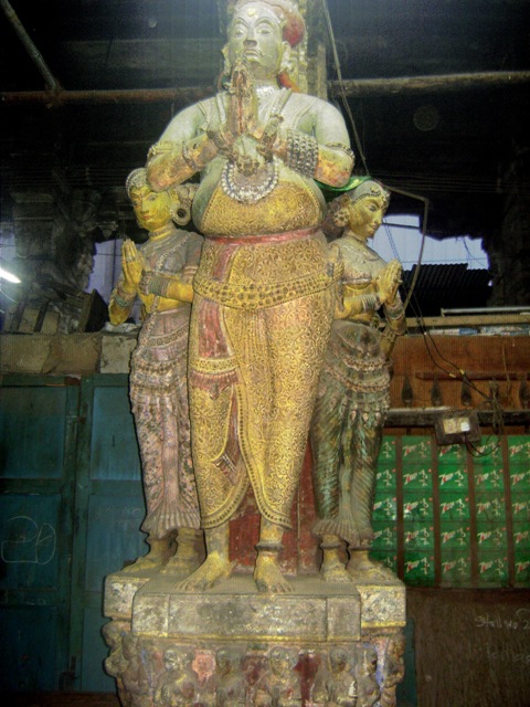 பட்டத்து அரசிகளுடன் திருமலை நாயக்கர்  (Photo Courtesy: Wikimedia.org)