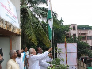 1.-Mohanji-Bhagwat-hoisting-the-NATIONAL-FLAG-at-Bengaluru-today-15.8.2014-300x225