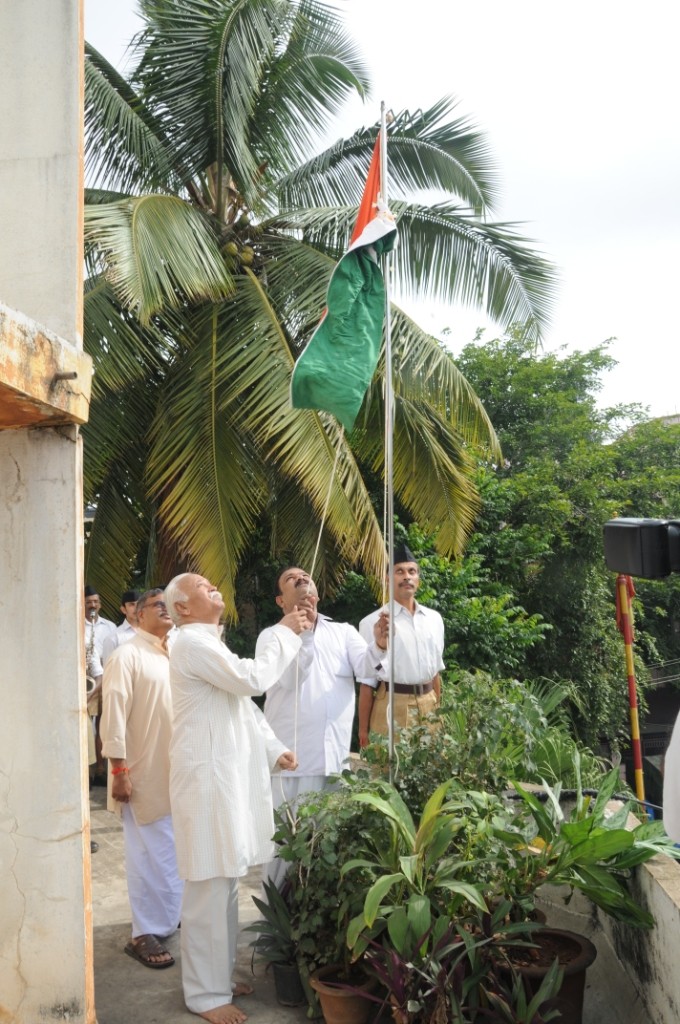 Mohanji-Bhagwat-hoisting-national-Flag-at-Bangalore-Aug-15-2012-1