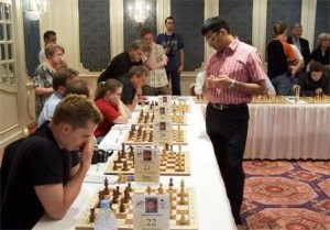 anand-palying-simultaneous-chess