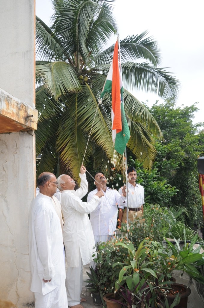 Mohanji-Bhagwat-hoisting-national-Flag-at-Bangalore-Aug-15-2012-2