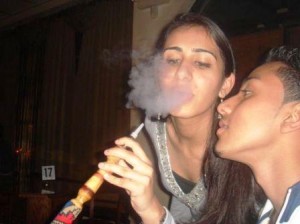 indian-girls-smoking-in-pubs
